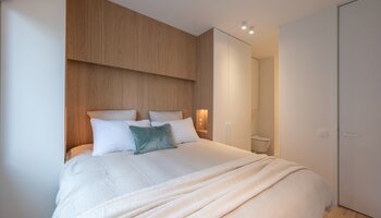 Appartement spacieux et aux finitions haut de gamme, comprenant 3 chambres, situé sur la Lippenslaan, à proximité de la place Van Bunnen