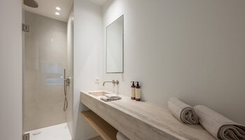 Appartement spacieux et aux finitions haut de gamme, comprenant 3 chambres, situé sur la Lippenslaan, à proximité de la place Van Bunnen