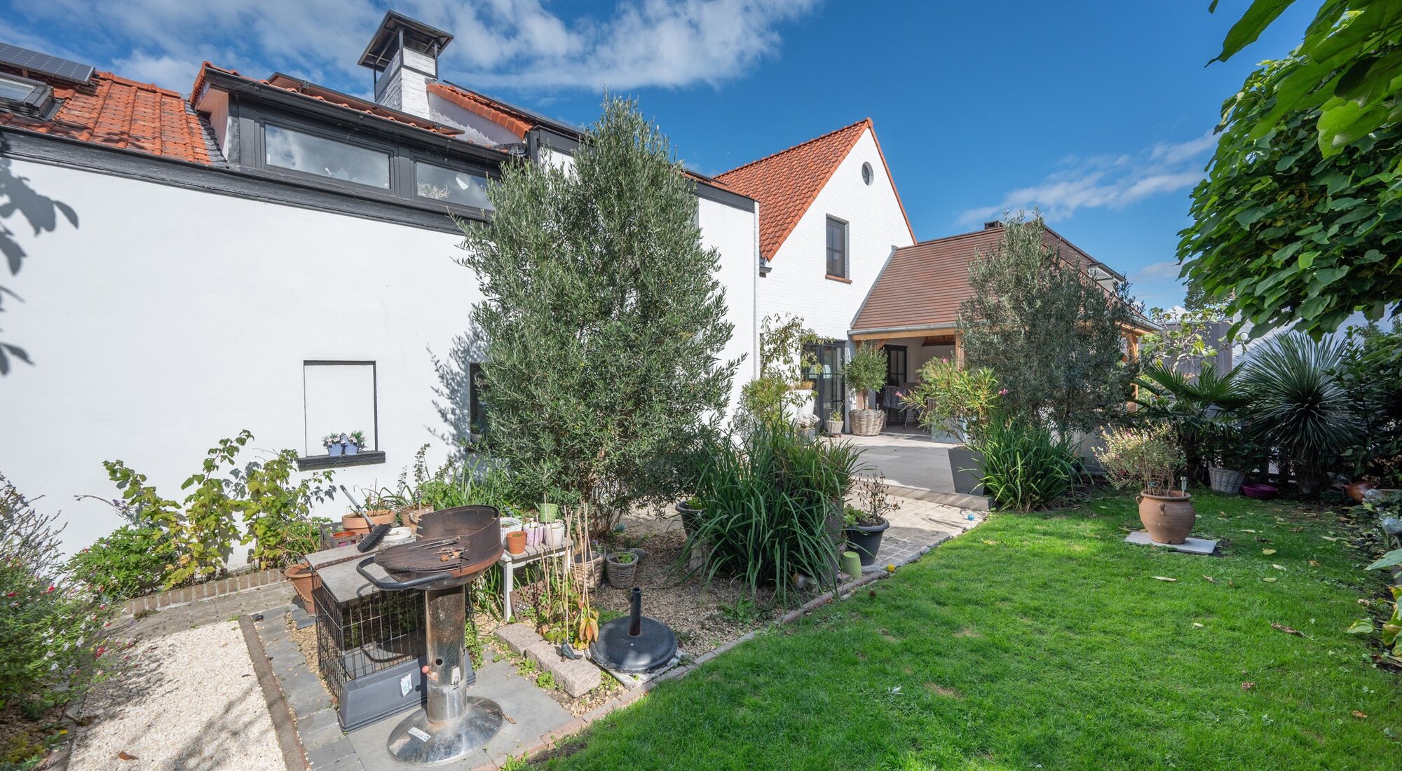 Villa récente (2023) sur un grand terrain de 900 m² offrant une grande intimité