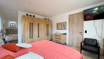 Villa récente (2023) sur un grand terrain de 900 m² offrant une grande intimité