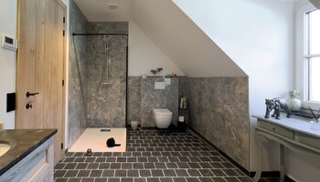 Villa récente (2023) sur un grand terrain de 900 m² offrant une grande intimité