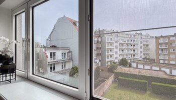 Studio aux finitions soignées avec vue dégagée, idéalement situé dans la Zoutelaan