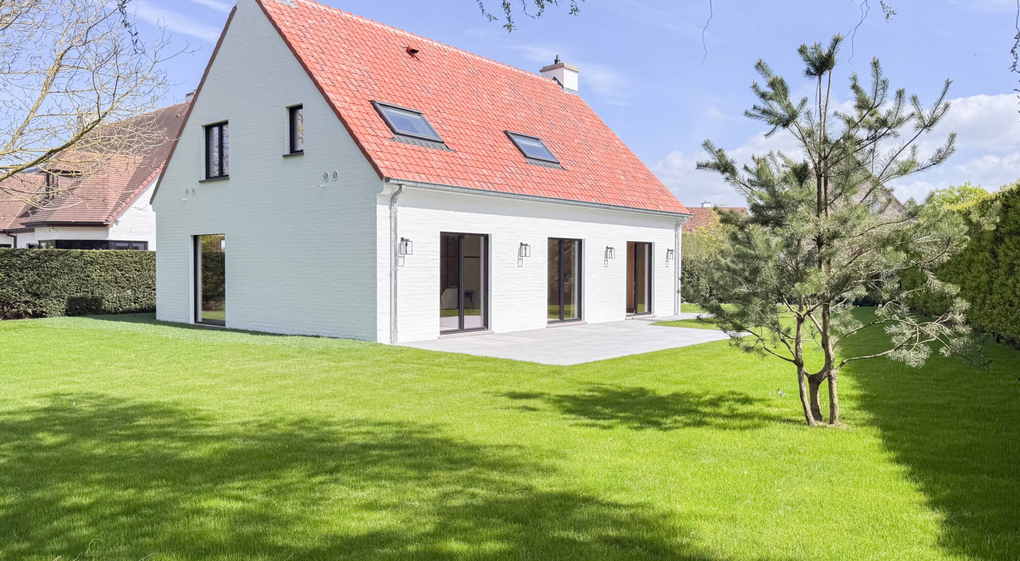 Subliem afgewerkte alleenstaande villa met 4SK op een uniek ruim perceel te Knokke