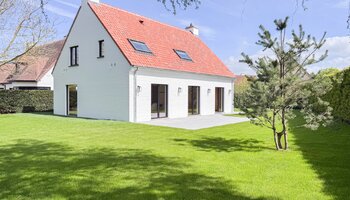 Subliem afgewerkte alleenstaande villa met 4SK op een uniek ruim perceel te Knokke