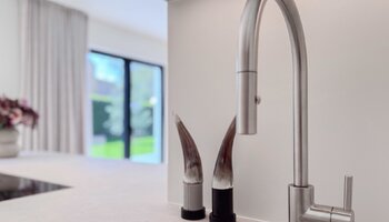 Subliem afgewerkte alleenstaande villa met 4SK op een uniek ruim perceel te Knokke