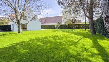 Subliem afgewerkte alleenstaande villa met 4SK op een uniek ruim perceel te Knokke