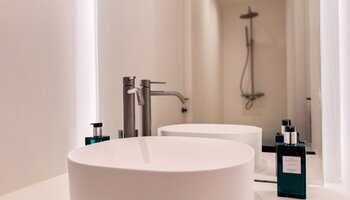 Subliem afgewerkte alleenstaande villa met 4SK op een uniek ruim perceel te Knokke