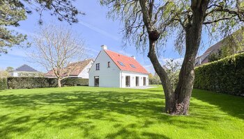 Subliem afgewerkte alleenstaande villa met 4SK op een uniek ruim perceel te Knokke