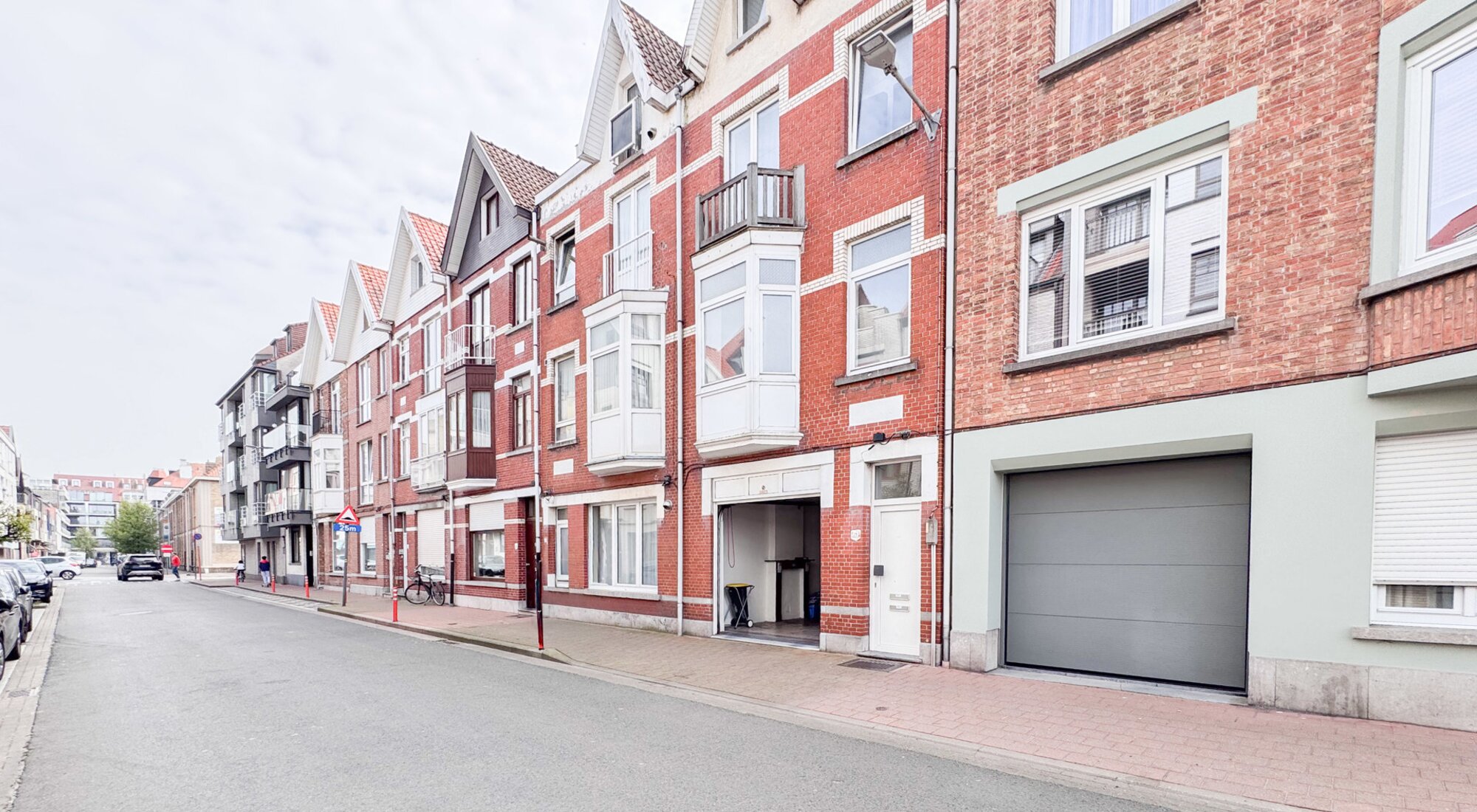 Maison à rénover avec garage intégré, située à proximité du lac de Zegem