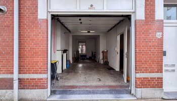 Maison à rénover avec garage intégré, située à proximité du lac de Zegem