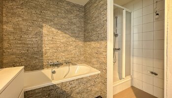 Maison à rénover avec garage intégré, située à proximité du lac de Zegem