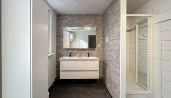 Maison à rénover avec garage intégré, située à proximité du lac de Zegem