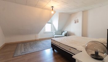 Maison à rénover avec garage intégré, située à proximité du lac de Zegem