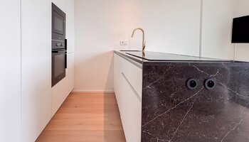 Appartement neuf unique de 2 chambres avec vue sur la place Driehoeksplein, dans le quartier du Zoute