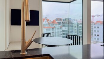 Appartement neuf unique de 2 chambres avec vue sur la place Driehoeksplein, dans le quartier du Zoute