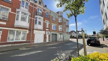 Maison à rénover avec garage intégré, située à proximité du lac de Zegem