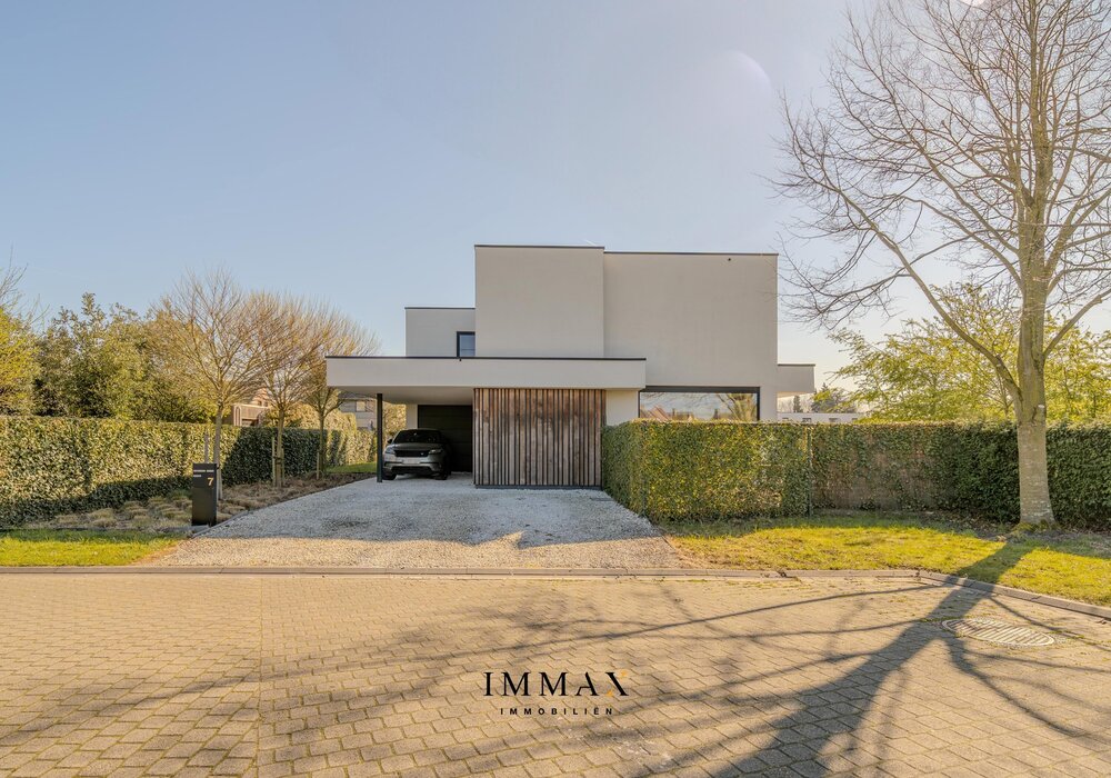 Villa moderne dans un cadre verdoyant