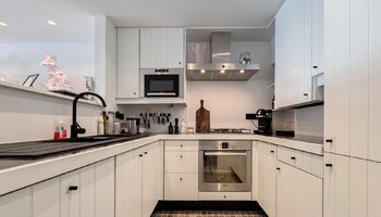 Magnifique appartement de 3 chambres superbement rénové, situé près de la place Lichttorenplein et de la plage