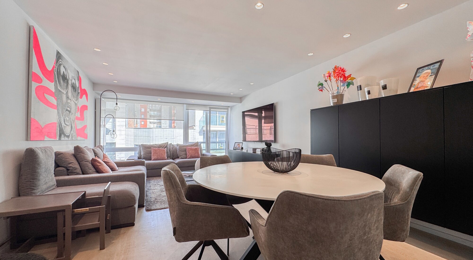 Magnifique appartement de 3 chambres superbement rénové, situé près de la place Lichttorenplein et de la plage