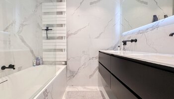 Magnifique appartement de 3 chambres superbement rénové, situé près de la place Lichttorenplein et de la plage