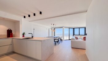 Ruim en luxueus gerenoveerd 3SLK-appartement op de Zeedijk in Heist