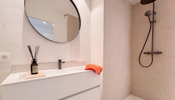 Ruim en luxueus gerenoveerd 3SLK-appartement op de Zeedijk in Heist