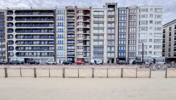 Ruim en luxueus gerenoveerd 3SLK-appartement op de Zeedijk in Heist