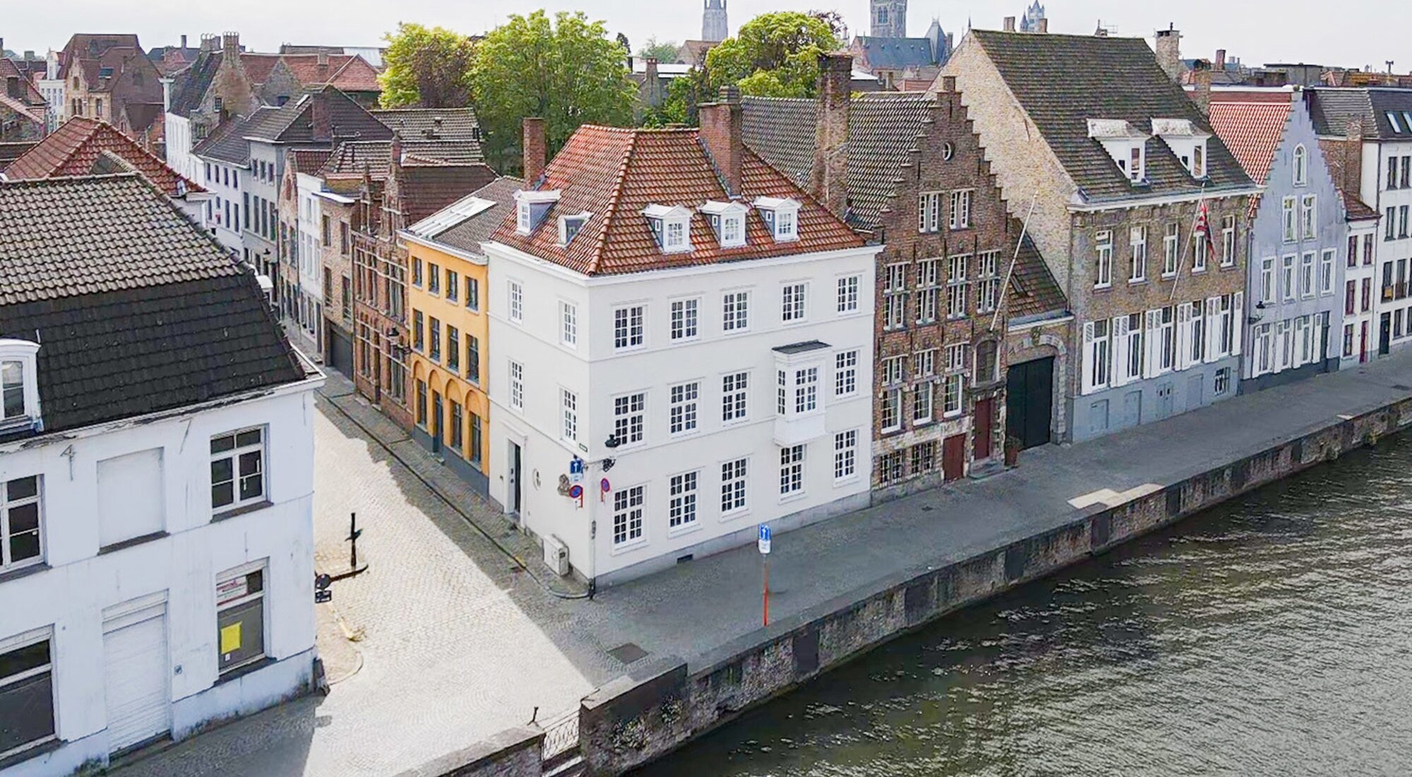 Karaktervolle opbrengsteigendom op toplocatie langs de Brugse reien