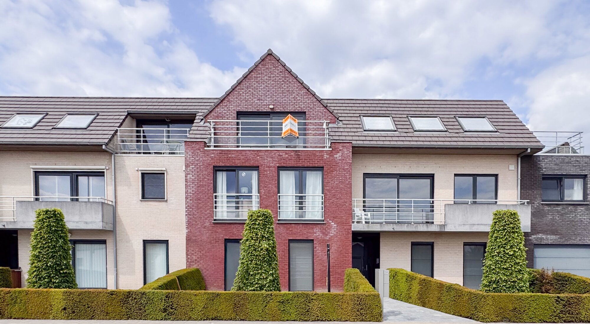 Instapklaar appartement met 2 slaapkamers & inpandige garage