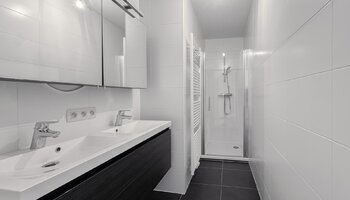 Instapklaar appartement met 2 slaapkamers & inpandige garage