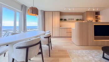 Luxueus gerenoveerd 3SLK-appartement met quasi frontaal zeezicht aan het Rubensplein in Knokke