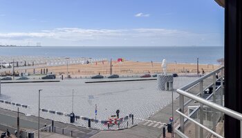 Luxueus gerenoveerd 3SLK-appartement met quasi frontaal zeezicht aan het Rubensplein in Knokke