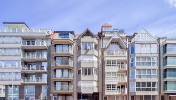 Luxueus gerenoveerd 3SLK-appartement met quasi frontaal zeezicht aan het Rubensplein in Knokke