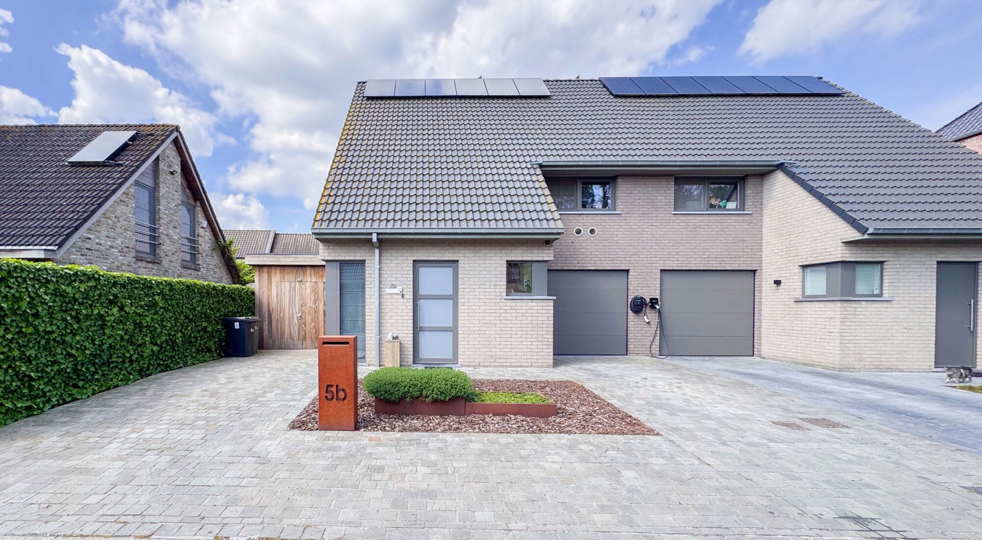 Maison mitoyenne prête à habiter avec jardin ensoleillé