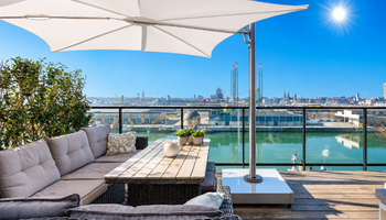 Appartement de luxe de 2 chambres avec de grandes terrasses et un espace polyvalent, situé dans le quartier Oosteroever