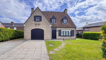 Maison individuelle avec jardin ensoleillé sur un vaste terrain