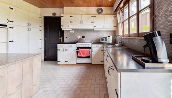 Maison individuelle avec jardin ensoleillé sur un vaste terrain