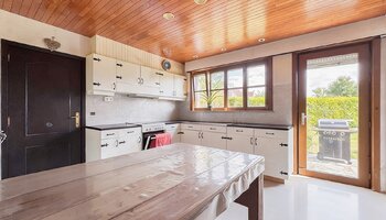 Maison individuelle avec jardin ensoleillé sur un vaste terrain