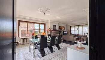 Maison individuelle avec jardin ensoleillé sur un vaste terrain