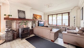 Maison individuelle avec jardin ensoleillé sur un vaste terrain