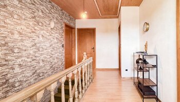 Maison individuelle avec jardin ensoleillé sur un vaste terrain