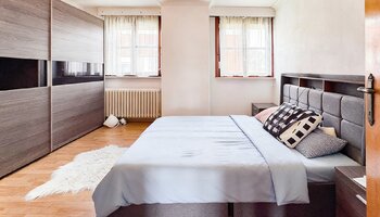 Maison individuelle avec jardin ensoleillé sur un vaste terrain