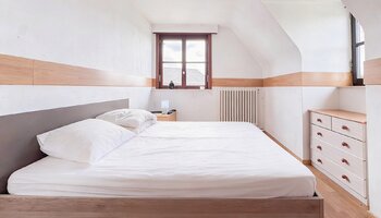 Maison individuelle avec jardin ensoleillé sur un vaste terrain
