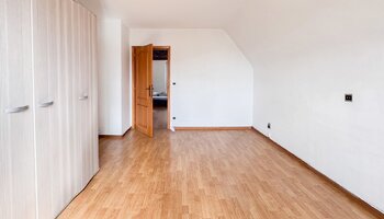 Maison individuelle avec jardin ensoleillé sur un vaste terrain