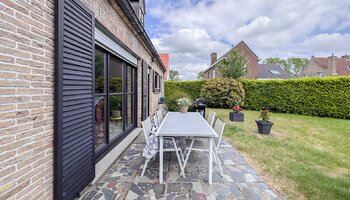 Maison individuelle avec jardin ensoleillé sur un vaste terrain