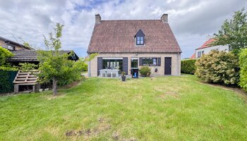 Maison individuelle avec jardin ensoleillé sur un vaste terrain