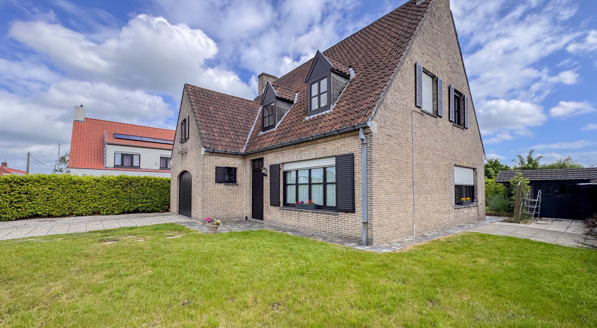 Open bebouwing met zuidwest gerichte tuin op ruim perceel