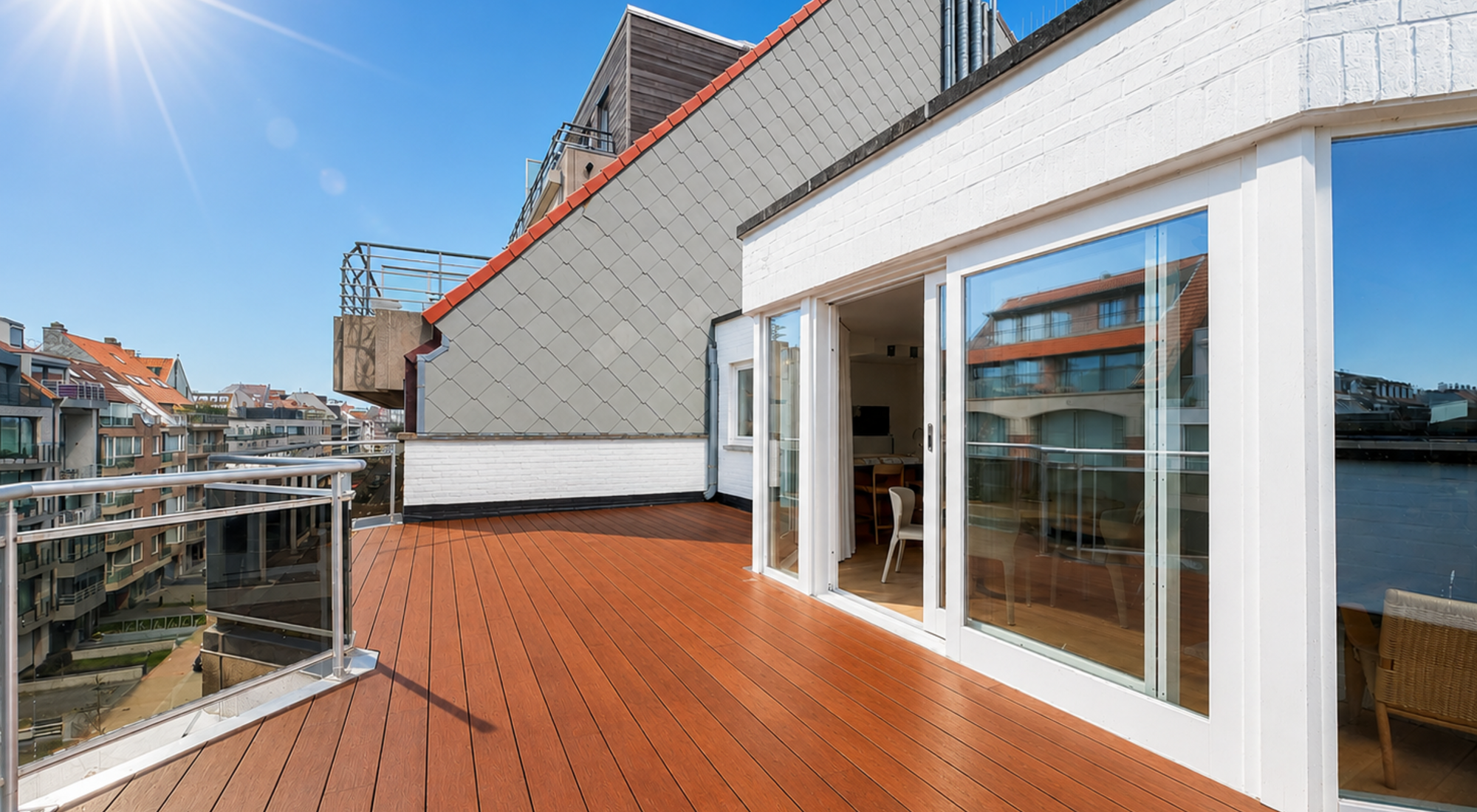 Penthouse superbement rénové, comprenant 3 CH et de magnifiques terrasses, situé à proximité de la mer et du centre.