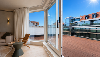 Subliem gerenoveerde penthouse met 3SLK en fenomenale terrassen vlakbij de zee en het centrum