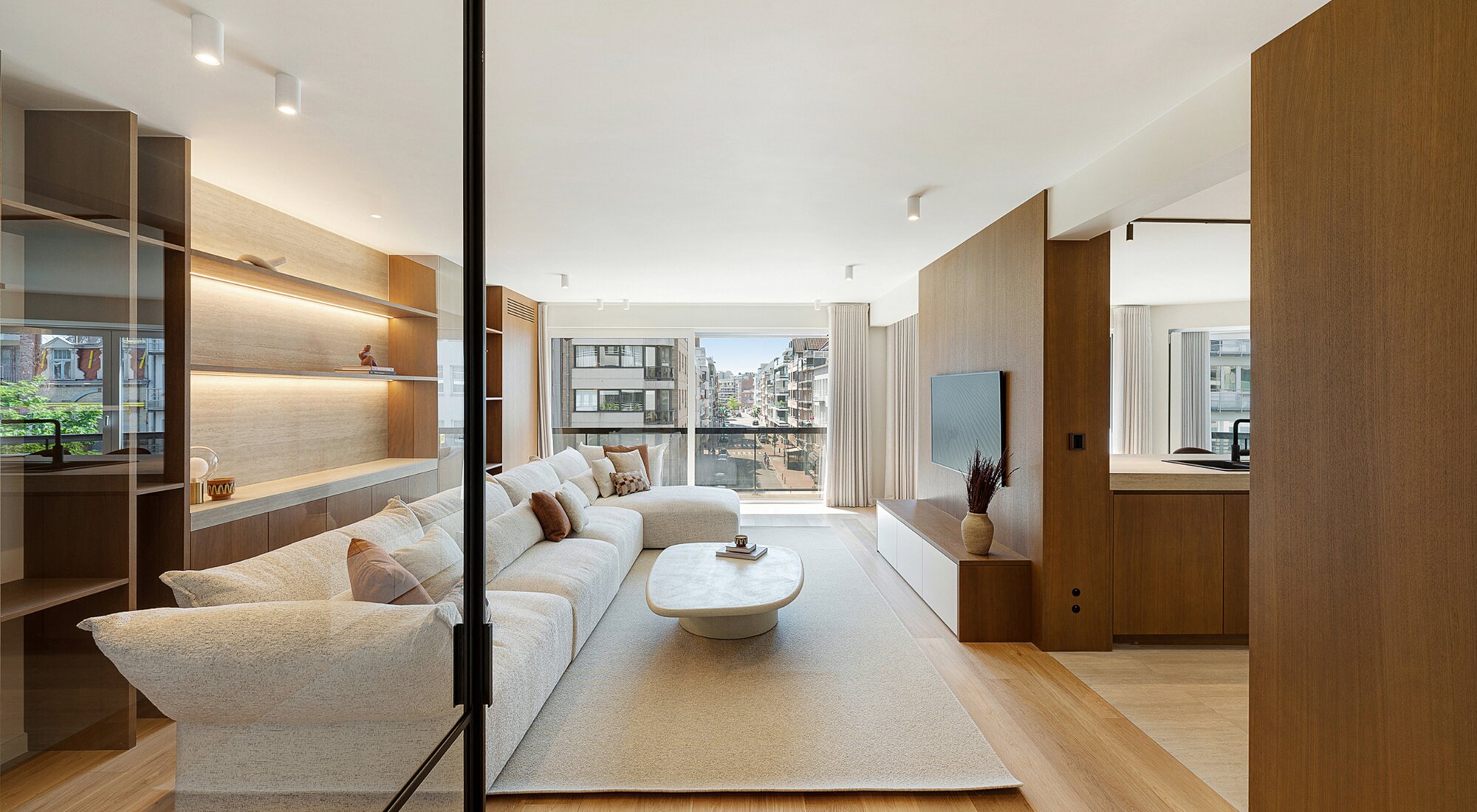 Groot en prachtig gerenoveerd appartement met 4-SLK, west gericht terras en open zicht 